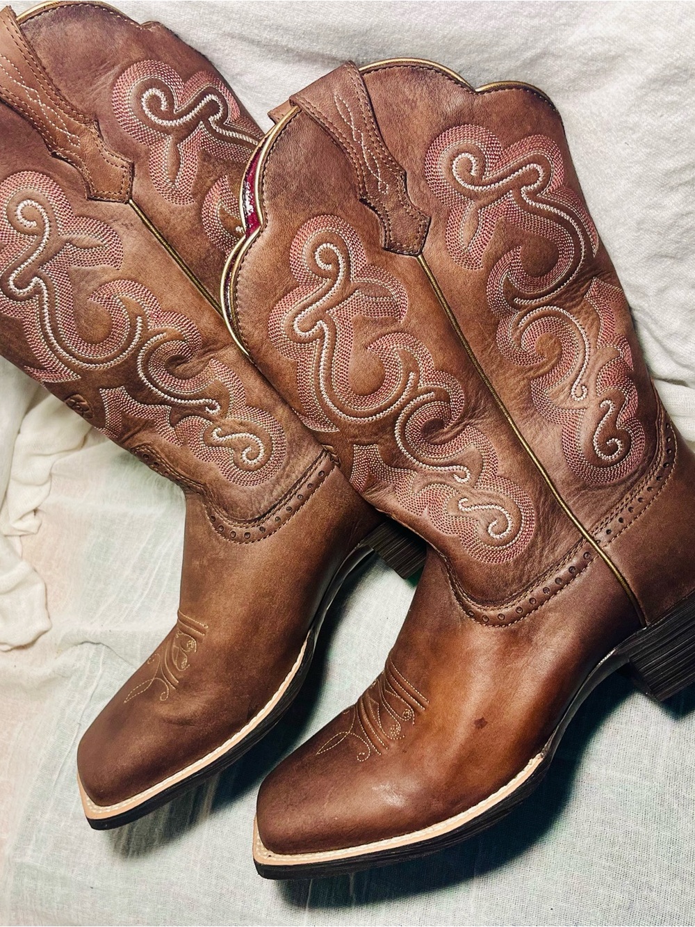 NWOT Ariat Quickdraw Distressed Brown Cowgirl Boots Square Toe Pink Details 9.5C